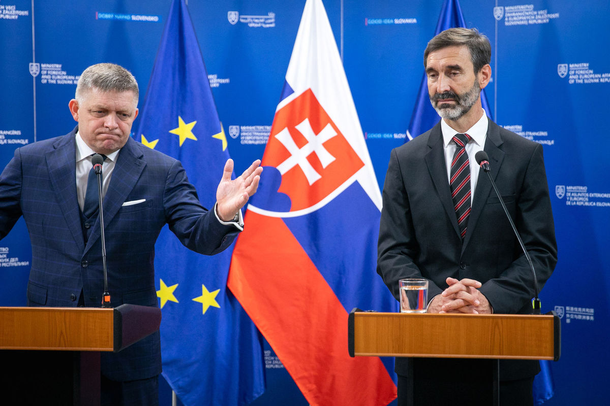Premiér Robert Fico (vľavo) a minister...