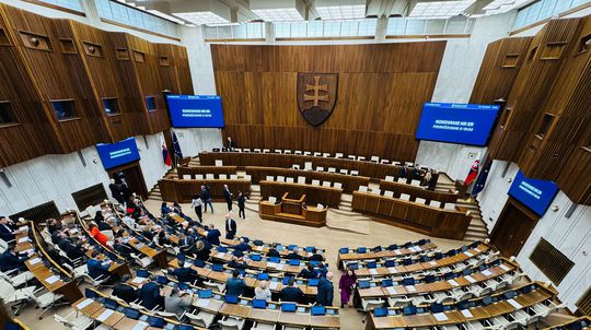 Parlament rokuje. Poslanci začali schôdzu novelou patentového zákona