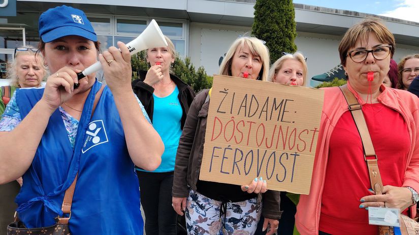 Protest zamestnancov spoločnosti Ecco v Martine...