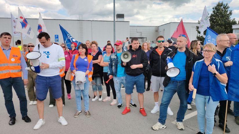 Verejné protestné zhromaždenie zamestnancov...