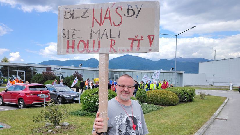 Transparent, ktorý určite zaujal, v rukách...