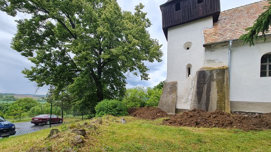 Zvyšok pôvodného hradobného múru pri kostole