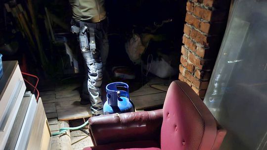 Dráma v obci Veľké Rovné. Muž sa zabarikádoval v dome, vyhrážal sa výbuchom bômb