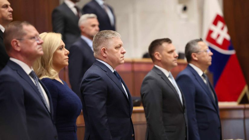 Premiér a ministri v pléne Národnej rady počas...