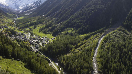 Momenty hrôzy: Obrovský kolaps ľadovca v Alpách zničil dedinu Blatten
