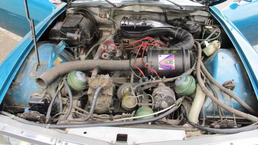 Pod kapotou to vyzerá na priadny chaos....