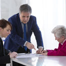 dôchodkyňa, seniorka, zmluva, právnik