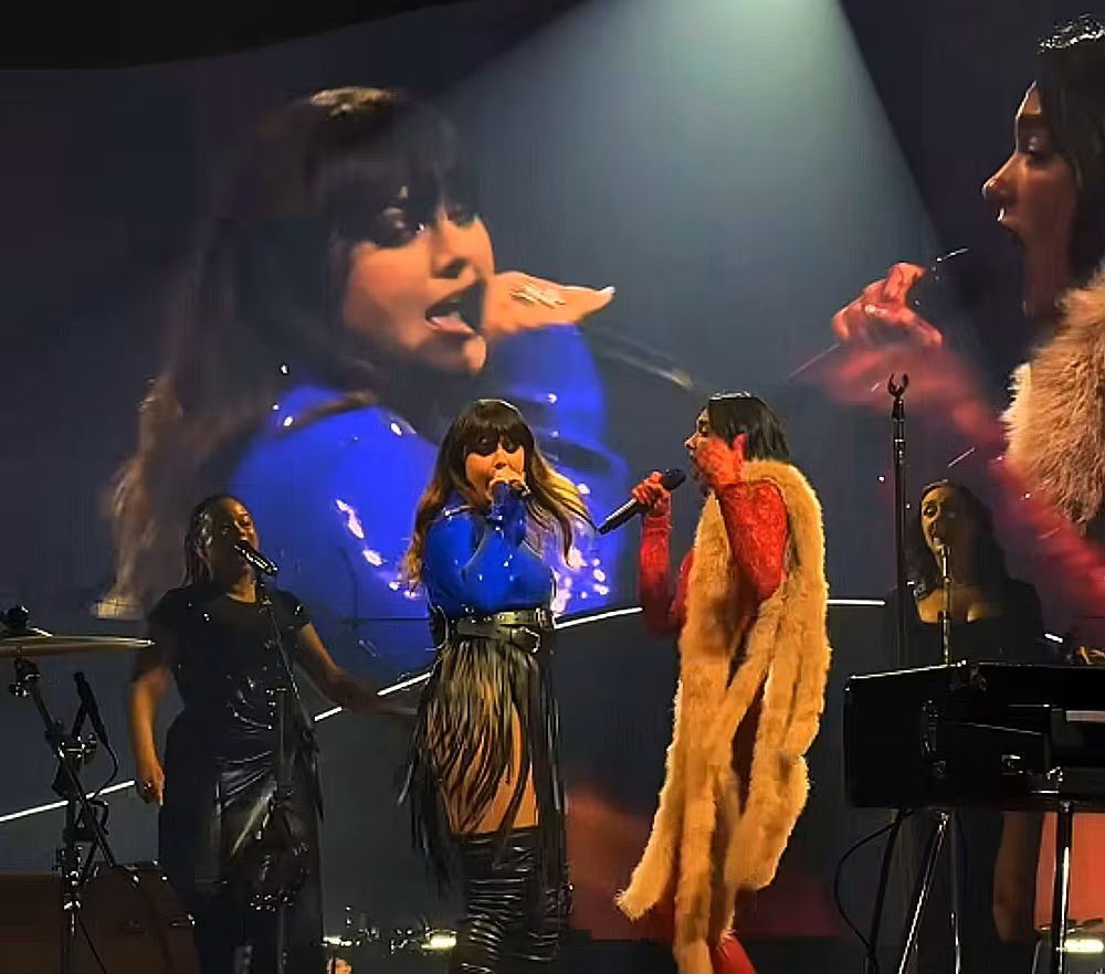 Speváčka Dua Lipa (vpravo) a speváčka Ewa Farna...