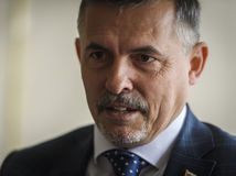 Machala v sprievode kukláčov prišiel do múzea v Levoči a zobral bustu Donatella. Previezli ju na prísne chránené miesto