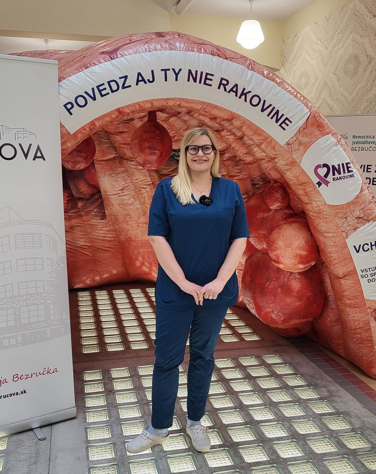 MUDr. Anna Gojdičová, PhD., vo veľkej makete...