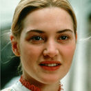 Kate Winslet na zábere z roku 1996 (vľavo) a jej dcéra Mia Threapleton v roku 2025
