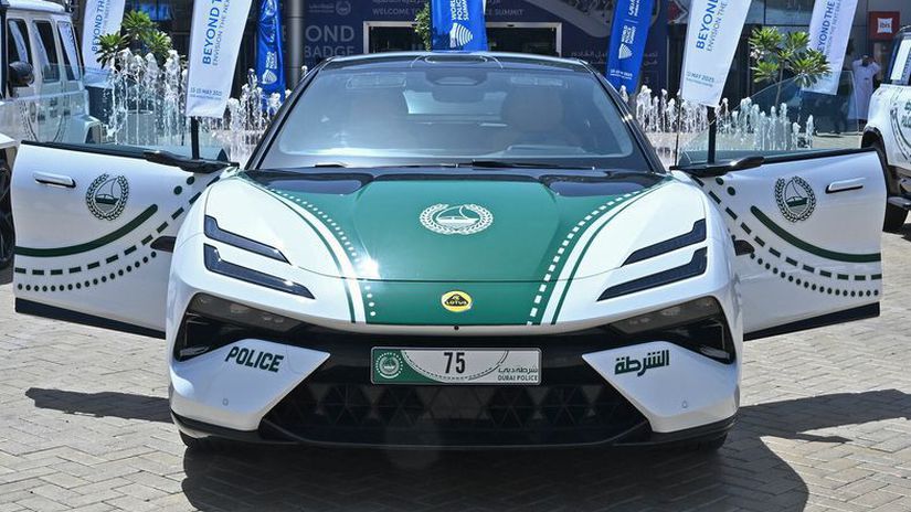 Dubajská polícia kúpila ďalšiu ‘chuťovku‘. Tentoraz elektrický Lotus  - Magazín - Auto - Pravda