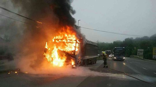 V Povine plamene zachvátili kamión, unikala z neho aj nafta