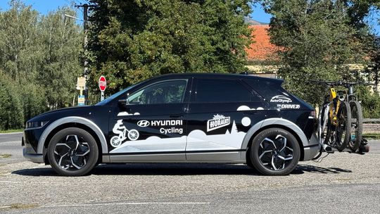 Hyundai Ioniq 5 s nosičom na bicykle je...