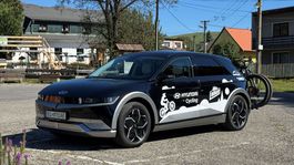 Hyundai Ioniq 5 s nosičom na bicykle je...