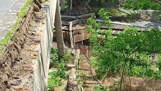 Úsek pri Brodskom, kde sa na železničnú trať...