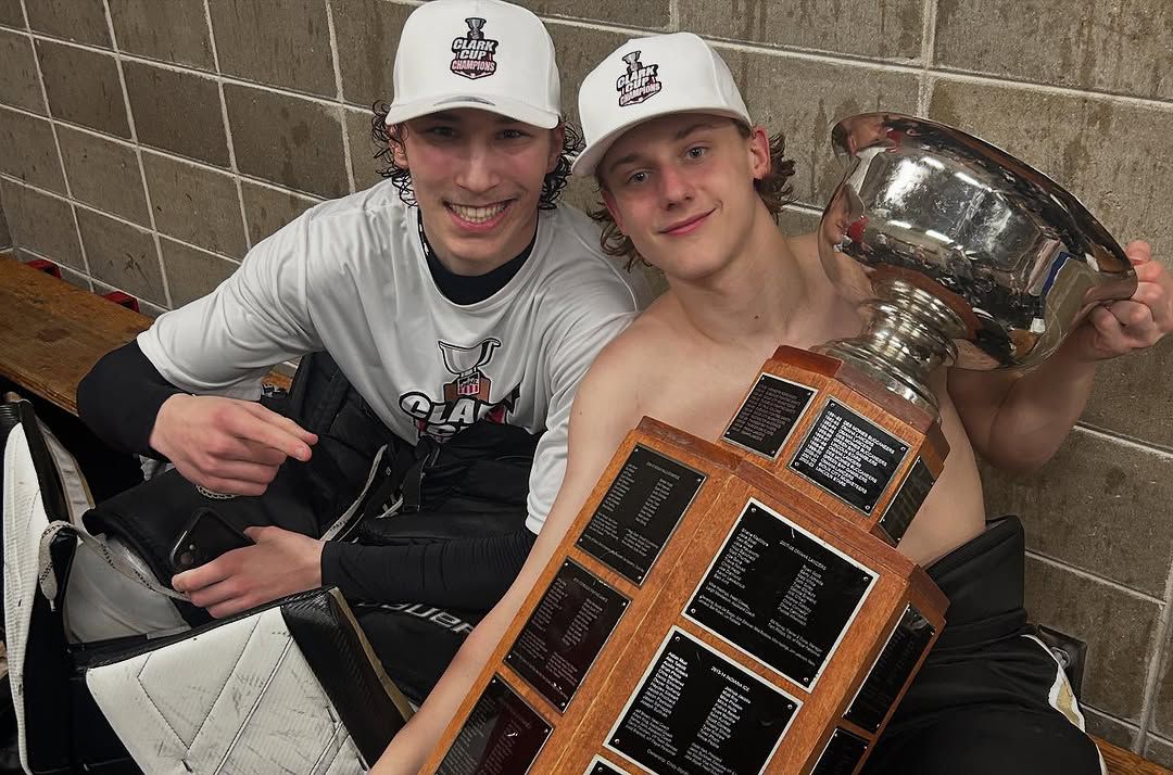 Luka Radivojevič (vpravo) s trofejou pre víťaza...