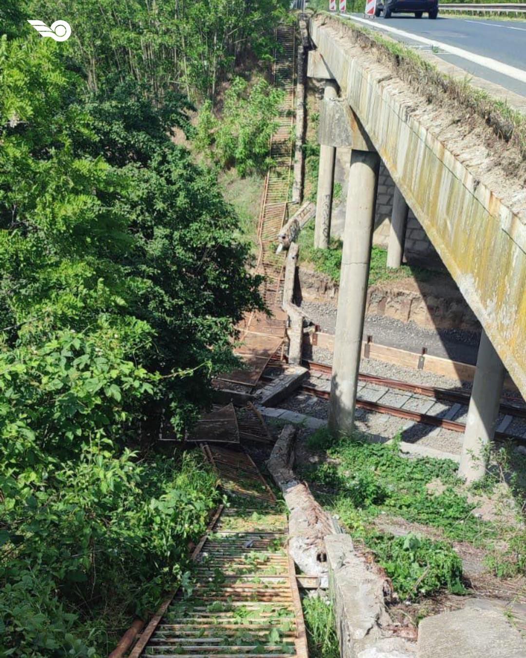 Zrútená časť mosta na železničnej trati v úseku...