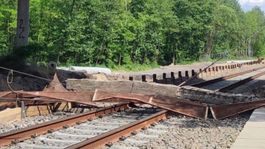Zrútená časť mosta na železničnej trati v úseku...