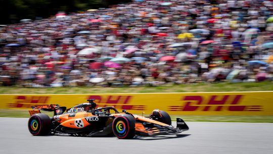 Jazdcov McLarenu nerozhodila ani nehoda tesne pred koncom VC Španielska. Verstappen po chybe mimo pódia