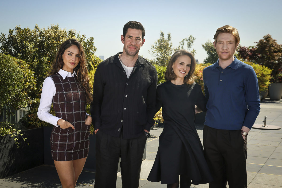 Zľava: Eiza Gonzalez, John Krasinski, Natalie...