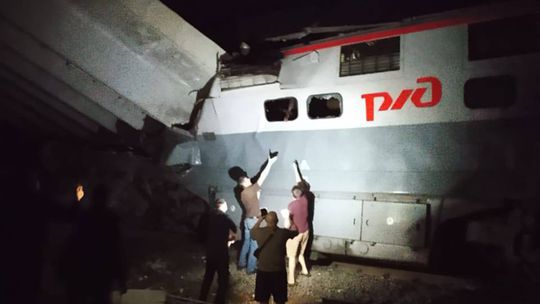 V Rusku pri hraniciach s Ukrajinou sa zrútil most, do neho narazil vlak. Na mieste je veľa obetí
