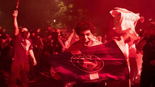 Horiace autá, zničené obchody a najmenej jeden mŕtvy. Oslavy historickej výhry sa zmenili na chaos