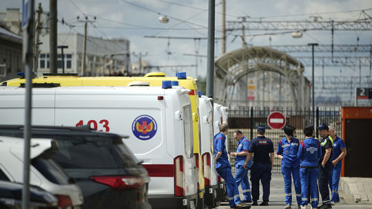 Záchranári čakajú na príchod zranených...