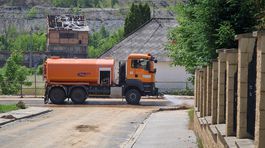 Cestari cistili naplavene bahno na hlavnej ceste v Lubeniku