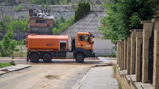 Cestári čistili naplavené bahno na hlavnej...