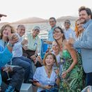 ľudia, loď, čln, plachetnica, plavba, oslava, priatelia, cestovanie, dovolenka, párty, selfie, fotenie, fotka, mobil