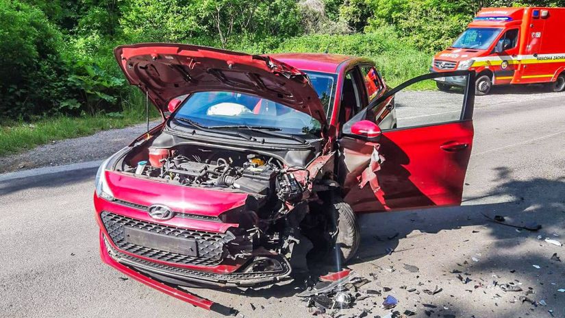 zrážka, nabúrane osobné auto, dopravná nehoda