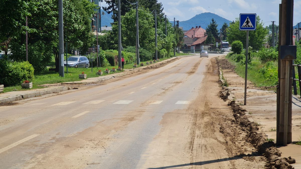 Zvyšky bahna na ceste v Lubeníku
