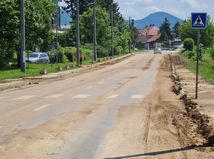 Zvysky bahna na ceste v Lubeniku