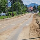 Zvysky bahna na ceste v Lubeniku