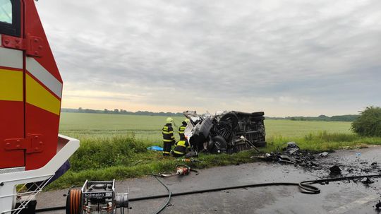 Dopravná nehoda kamióna s dvoma dodávkami.