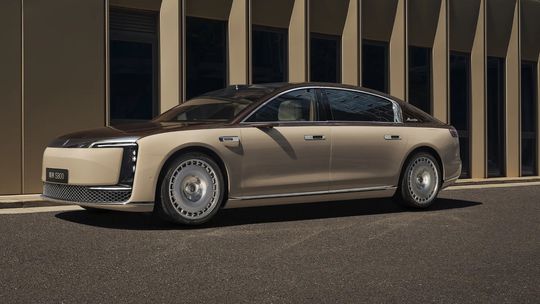 Huawei a JAC predstavili Maextro S800