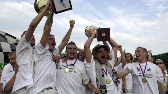 Kmotrík prikázal a Weiss sa tretíkrát vrátil na lavičku. V šatni sfúkol kapitána a potom dojatý oslavoval titul