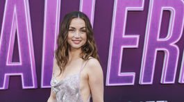 Herečka Ana de Armas dorazila na premiéru v...