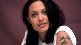 Herečka Angelina Jolie na zábere z roku 2000. 