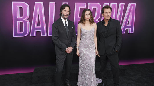 Zľava: Herec Keanu Reeves, herečka Ana de Armas...