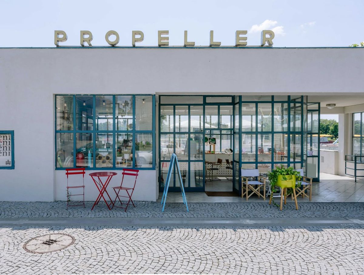 Propeller z vonku počas nájmu Contemporary Suvenir
