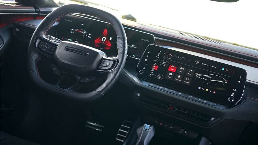 Interiér 4-dverovej verzie sa v prednej časti...