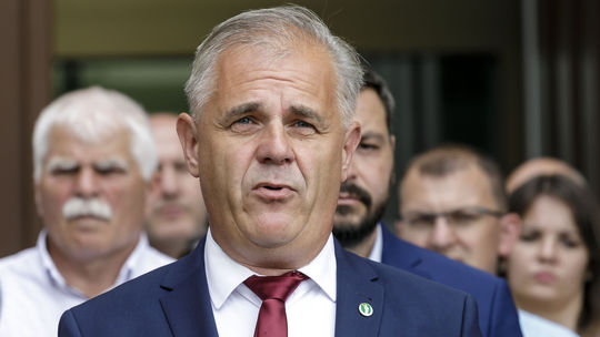 Jeho plat by atakoval už 6,5-tisíca eur. Primátor okresného mesta však opäť spravil nevídané gesto