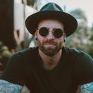 muž, slnečné okuliare, tetovanie, kerky, lobúk