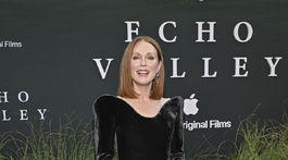 Herečka Julianne Moore v kreácii Alaia na...