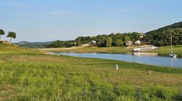 Odhalené dno Domaše zarastá zeleňou