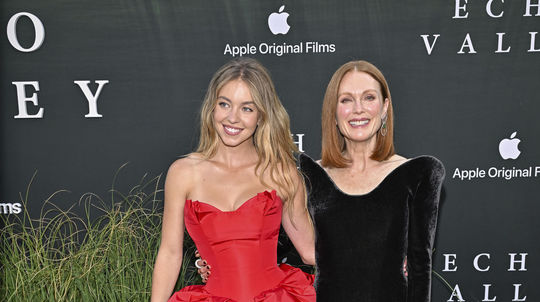 Herečky Sydney Sweeney (vľavo) a Julianne Moore...