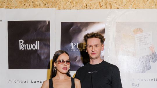 Dizajnér Michael Kováčik a speváčka Lina Mayer.