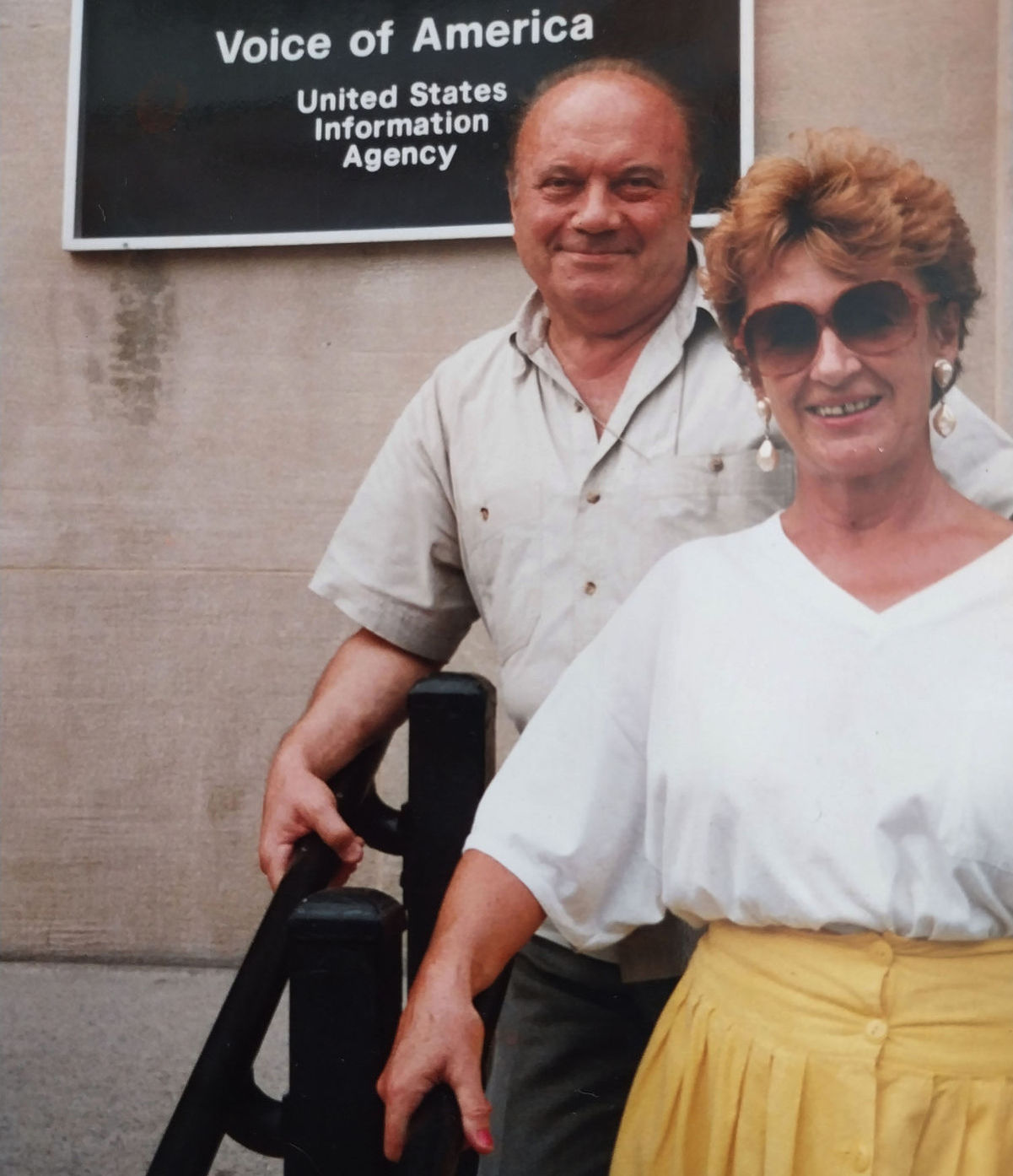 Ernest a Silvia Stredňanskí pred stanicou Hlasu...